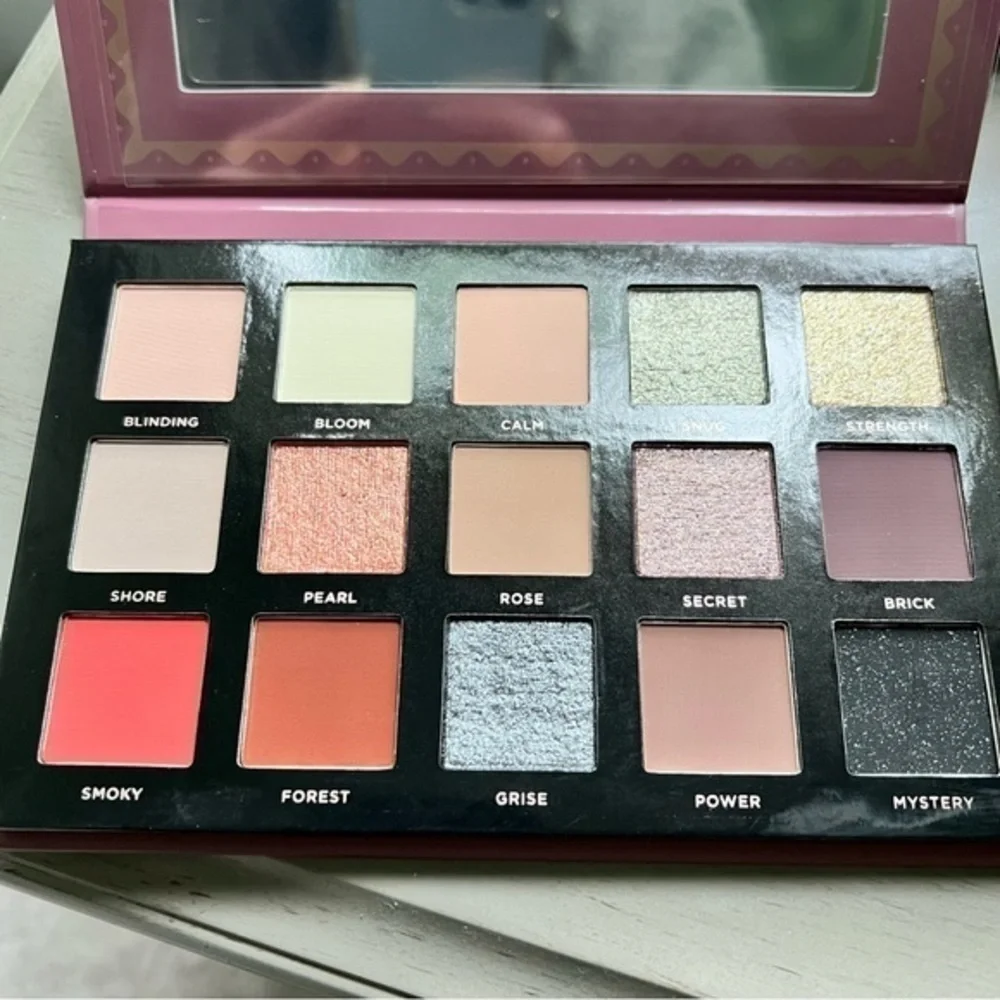 Ace Beaute SMOKY ROSES PALETTE (LIMITED EDITION)